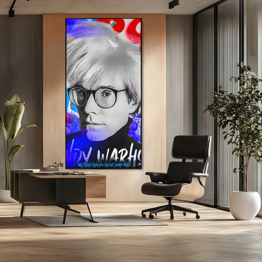 Tablou canvas cu tablou canvas cu portretul lui andy warhol, in rama de aluminiu negru, pe perete intr-un birou